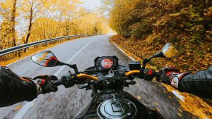 Motard sur route d'automne - Relais Motard - Hôtel Tourmalet