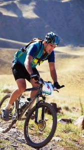 Homme sur un VTT pendant une course - Relais Motard - Hôtel Tourmalet