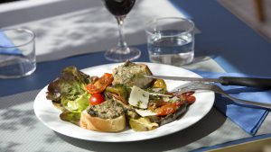 Assiette avec parmesan, tomates et tartines dans notre restaurant à Luz-Saint-Sauveur - Hôtel Tourmalet